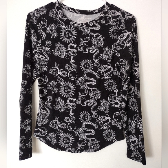 no Boundaries long sleeve ribbed top with all over design size med - Picture 2 of 6